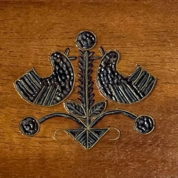 Mid Century Modern Polish Folk Art trinket box with brass inlay bird carvings - Picture 3 of 10